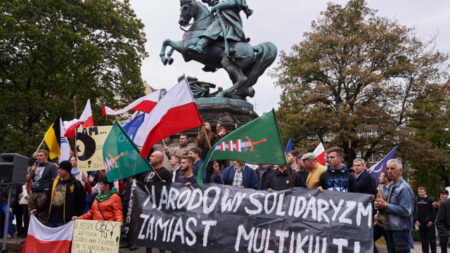 "Nie dla imigrantów" kontra "Uchodźcy mile widziani". Manifestacje w polskich miastach