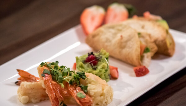 Drużyna czerwonych: Krewetki w tempurze, guacamole; tortille z sałatką owocową