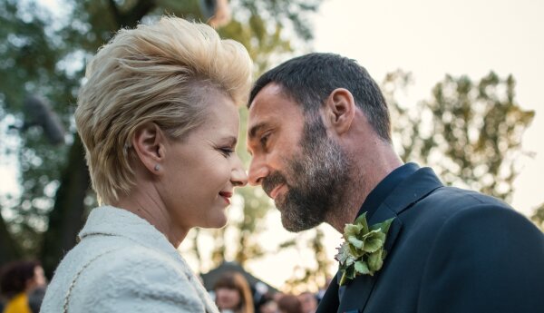 Monika i Marcin całują się na weselu Oli i Artura